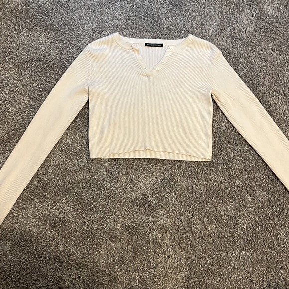 Brandy Melville long sleeve crop top, hasnt been wore much. size small - Picture 2 of 3